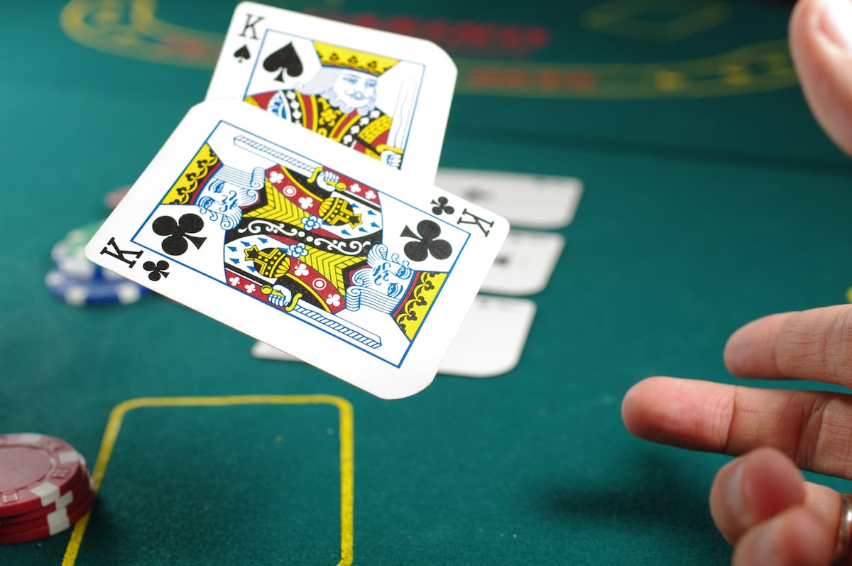 Dealing with Grace: Poker Dealer Etiquette – Rules and Tips for Professional Conduct